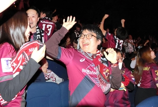 神戸のＰＶで終了間際に武藤の得点で同点に追いつき、喜び合うサポーターら＝神戸市中央区雲井通７、ミント神戸