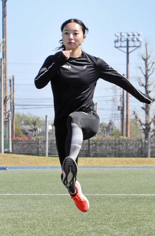 練習する女子走り幅跳びの高良彩花＝相模原市中央区、青学大
