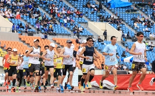 市民アスリートタイムトライアル５０００メートルで力走するランナーたち＝１８日午前、神戸市須磨区のユニバー記念競技場（撮影・吉田敦史）