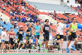 市民アスリートタイムトライアル５０００メートルで力走するランナーたち＝１８日午前、神戸市須磨区のユニバー記念競技場（撮影・吉田敦史）