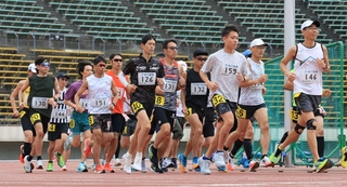 市民アスリートタイムトライアル５０００メートルで力走する選手たち＝１８日午前、神戸市須磨区のユニバー記念競技場（撮影・丸山桃奈）