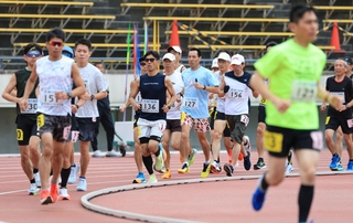 市民アスリートタイムトライアル５０００メートルで力走する選手たち＝１８日午前、神戸市須磨区のユニバー記念競技場（撮影・丸山桃奈）