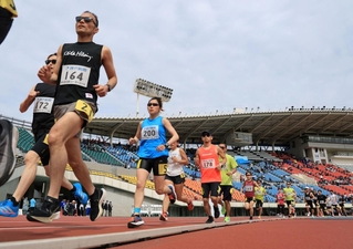 市民アスリートタイムトライアル５０００メートルで力走する選手たち＝１８日午前、神戸市須磨区のユニバー記念競技場（撮影・丸山桃奈）