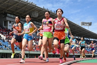 春らしい空の下、力走する選手たち＝１８日午後、神戸市須磨区、ユニバー記念競技場（撮影・大田将之）