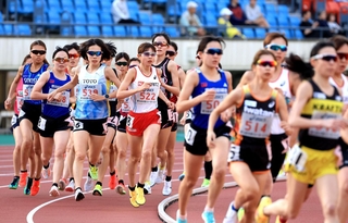 アシックスチャレンジ女子５０００メートル　力走するランナーたち＝神戸市須磨区のユニバー記念競技場（撮影・丸山桃奈）
