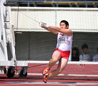 高校男子ハンマー投げ決勝　優勝した社の山田葵斗＝ユニバー記念競技場（撮影・大田将之）