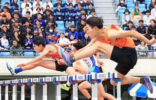 中学男子１１０メートル障害予選　軽快にハードルを越える選手たち＝ユニバー記念競技場（撮影・吉田敦史）
