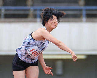 一般・高校女子やり投げ決勝　最終投てきで５４メートル８５とさらに大会記録を更新する西村莉子＝ユニバー記念競技場（撮影・吉田敦史）