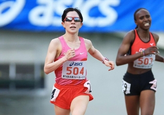 アシックスチャレンジ女子５０００メートル　連覇を果たした西出優月選手＝ユニバー記念競技場（撮影・丸山桃奈）