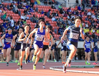 高校男子１６００メートルリレー予選　力いっぱいバトンをつなぐ選手たち＝ユニバー記念競技場（撮影・吉田敦史）