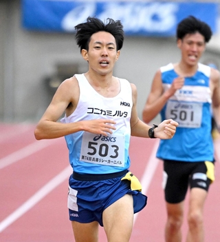 アシックスチャレンジ男子１００００メートル　優勝したコニカミノルタの名取燎太（左）＝撮影・大田将之