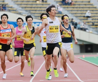 グランプリ男子８００メートル決勝　１分４７秒７０でフィニッシュする四方悠瑚（中央）＝ユニバー記念競技場（撮影・鈴木雅之）