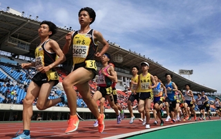 中学男子３０００メートル決勝　優勝した石塚勇輝（左端＝３６０６）＝撮影・鈴木雅之