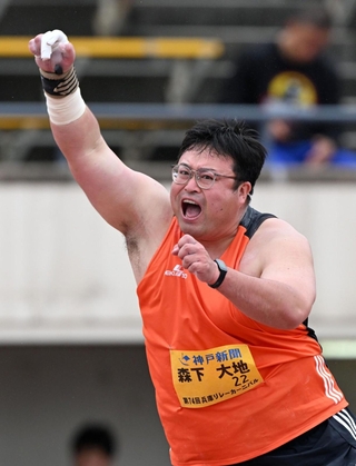 グランプリ男子砲丸投げ決勝　優勝した森下大地（撮影・斎藤雅志）