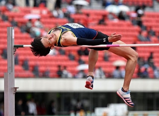 一般・高校男子走り高跳び決勝　２メートル０１で優勝した柴田涼太郎（撮影・風斗雅博）