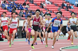 兵庫リレーカーニバルの高校男子１６００メートルリレー決勝で力走する選手ら＝１９日、神戸市須磨区、ユニバー記念競技場（撮影・斎藤雅志）