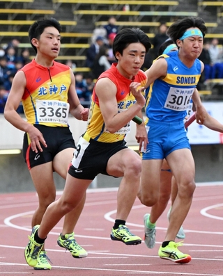中学男子４００メートルリレー決勝　北神戸の３走・吉村大樹（左端）がアンカー宮武大翔（中央）にバトンをつなぐ（撮影・風斗雅博）