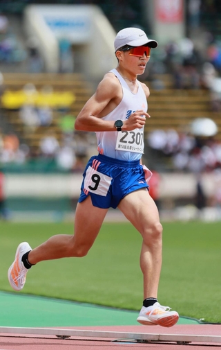 高校男子５０００メートル決勝　１４分２３秒８７で優勝した須磨学園の梅田大陸＝ユニバー記念競技場（撮影・鈴木雅之）