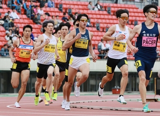 グランプリ男子８００メートル決勝　しのぎを削る選手たち＝ユニバー記念競技場（撮影・鈴木雅之）