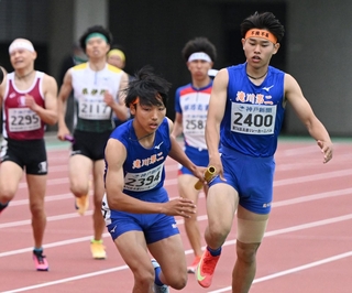 高校男子１６００メートルリレー決勝　滝川第二の２走知識航作（右端）が３走平瑛司にバトンをつなぐ（撮影・風斗雅博）