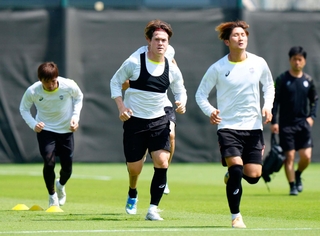 準決勝のアルアハリ戦に向け最終調整する神戸・酒井（左から２人目）ら＝ジッダ