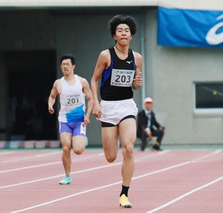 男子パラ４００メートル決勝　５４秒０６で優勝した山中颯人＝ユニバー記念競技場（撮影・鈴木雅之）