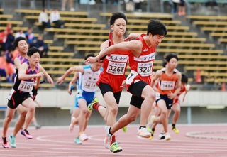中学男子４００メートルリレー準決勝　懸命にバトンをつなぐ選手たち＝ユニバー記念競技場（撮影・鈴木雅之）