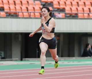 女子パラ２００メートル決勝　２５秒７７で優勝した加藤茜＝ユニバー記念競技場（撮影・鈴木雅之）