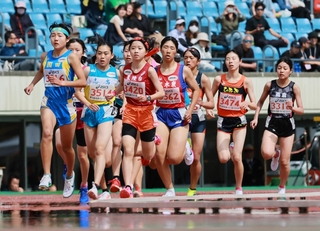 中学女子１５００メートル決勝　しのぎを削る選手たち＝ユニバー記念競技場（撮影・鈴木雅之）