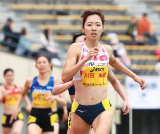 グランプリ女子８００メートル決勝　２分６秒１１で優勝した川田朱夏＝ユニバー記念競技場（撮影・鈴木雅之）