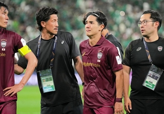 ＡＣＬＥ準決勝・神戸－アルアハリ　敗退が決まり、涙する神戸の武藤（左から３人目）。左端は主将の山川＝サウジアラビア・ジッダ（ⓒＪリーグ）