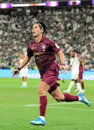 ＡＣＬＥ準決勝・神戸－アルアハリ　前半３１分、先制ゴールを決めた神戸の武藤（中央）＝サウジアラビア・ジッダ（ⓒＪリーグ）