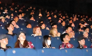 ＡＣＬＥ準決勝で神戸の敗退が決まり、呆然とスクリーンの中継映像を見つめるサポーター＝２１日午前３時１４分、ＯＳシネマズミント神戸