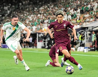 ＡＣＬＥ準決勝のアルアハリ（サウジアラビア）戦で前進する神戸の大迫（中央）＝サウジアラビア・ジッダ（ⓒＪリーグ）