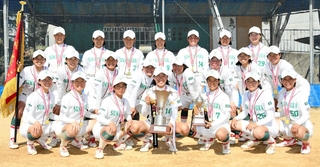 全国高校選抜大会のソフトボール女子で３年ぶり４度目の優勝を果たした兵庫大須磨ノ浦の選手たち＝神戸市須磨区