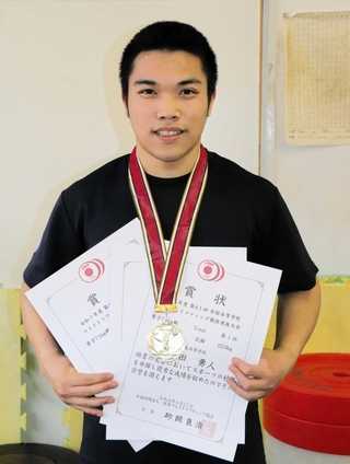 全国高校選抜大会の重量挙げ男子７１キロ級で初優勝した家島の岡田勇人＝姫路市家島町の同校