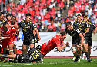 神戸-東京ＳＧ　前半、神戸のレタリックが先制トライを決める＝２５日午後、神戸市須磨区、ユニバー記念競技場（撮影・大田将之）