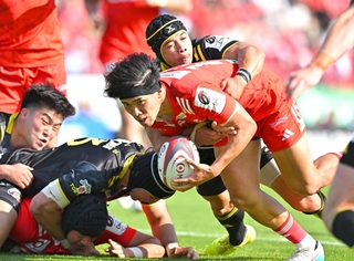 神戸-東京ＳＧ　後半、攻め込む神戸の上ノ坊（撮影・大田将之）