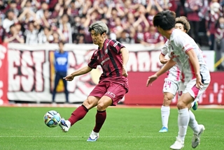 神戸-Ｃ大阪　前半、味方にスルーパスを送る神戸の大迫＝２９日午後、ノエビアスタジアム神戸（撮影・風斗雅博）