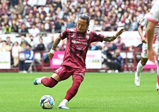 神戸-Ｃ大阪　前半、鋭いシュートを放つ神戸の井手口＝２９日午後、ノエビアスタジアム神戸（撮影・風斗雅博）