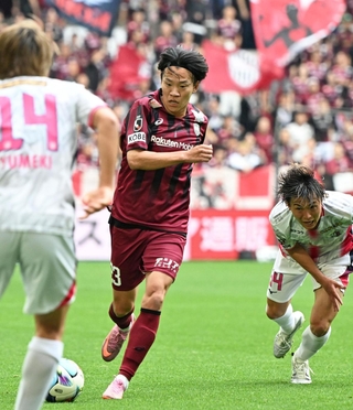 神戸-Ｃ大阪　前半、ドリブルで相手陣に攻め込む神戸の広瀬（中央）＝２９日午後、ノエビアスタジアム神戸（撮影・風斗雅博）