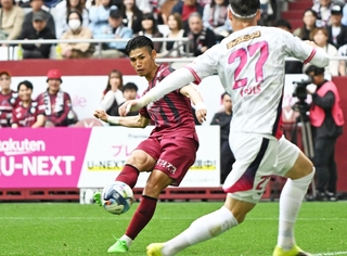神戸-Ｃ大阪　前半、狙い澄ませたシュートを放つ神戸の佐々木（奧）＝２９日午後、ノエビアスタジアム神戸（撮影・風斗雅博）