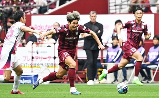 神戸-Ｃ大阪　前半、ドリブルで攻め込む神戸の大迫（中央）＝２９日午後、ノエビアスタジアム神戸（撮影・風斗雅博）