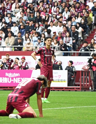 神戸-Ｃ大阪　前半、シュートが枠内に収まらず悔しそうな表情を見せる神戸の佐々木（奧）＝２９日午後、ノエビアスタジアム神戸（撮影・風斗雅博）