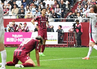 神戸－Ｃ大阪　前半、シュートが枠内に収まらず悔しそうな表情を見せる神戸の佐々木（中央奥）＝撮影・風斗雅博