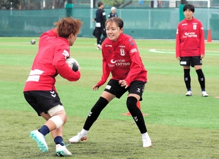 長野戦に向けて調整するＩＮＡＣ神戸のＦＷ吉田（中央）＝神戸市東灘区、神戸レディースフットボールセンター