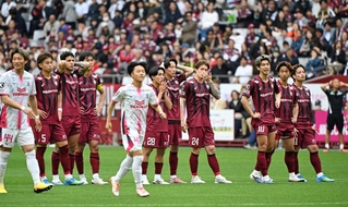 神戸-Ｃ大阪　ＰＫ戦の末に敗れ、悔しそうな表情をにじませる神戸の酒井（右から４人目）ら＝２９日午後、ノエビアスタジアム神戸（撮影・風斗雅博）