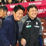 お互いに古巣対決となり、笑顔であいさつを交わす清水の吉田孝行監督と神戸の秋葉コーチ＝ノエビアスタジアム神戸（撮影・丸山桃奈）