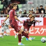 神戸－清水　後半、ＰＫで追加点を決める神戸の扇原＝ノエビアスタジアム神戸（撮影・丸山桃奈）