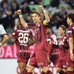 神戸－清水　後半、ＰＫで追加点を決め、ガッツポーズする神戸の扇原＝ノエビアスタジアム神戸（撮影・丸山桃奈）